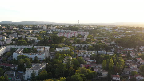 Sonnenuntergang-über-Dem-Grünen-Wohngebiet-Von-Montpellier-Mit-Gebäuden-Und-Häusern